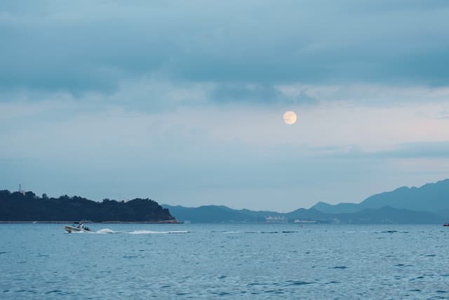 一轮圆月